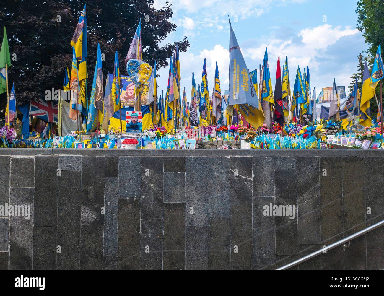 Kiev, Ukraine - 25 juillet 2025 : drapeaux ukrainiens et étrangers agitant à Maidan Nezalezhnosti à Kiev, en hommage aux héros tombés de la guerre russo-ukrainienne, Banque D'Images