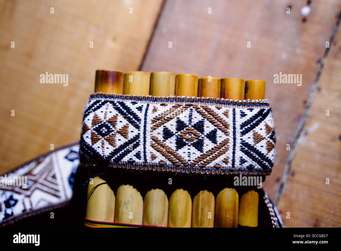 Flûte andine et cornemuse, instruments de musique traditionnels des Andes sur bois avec un fond noir Banque D'Images