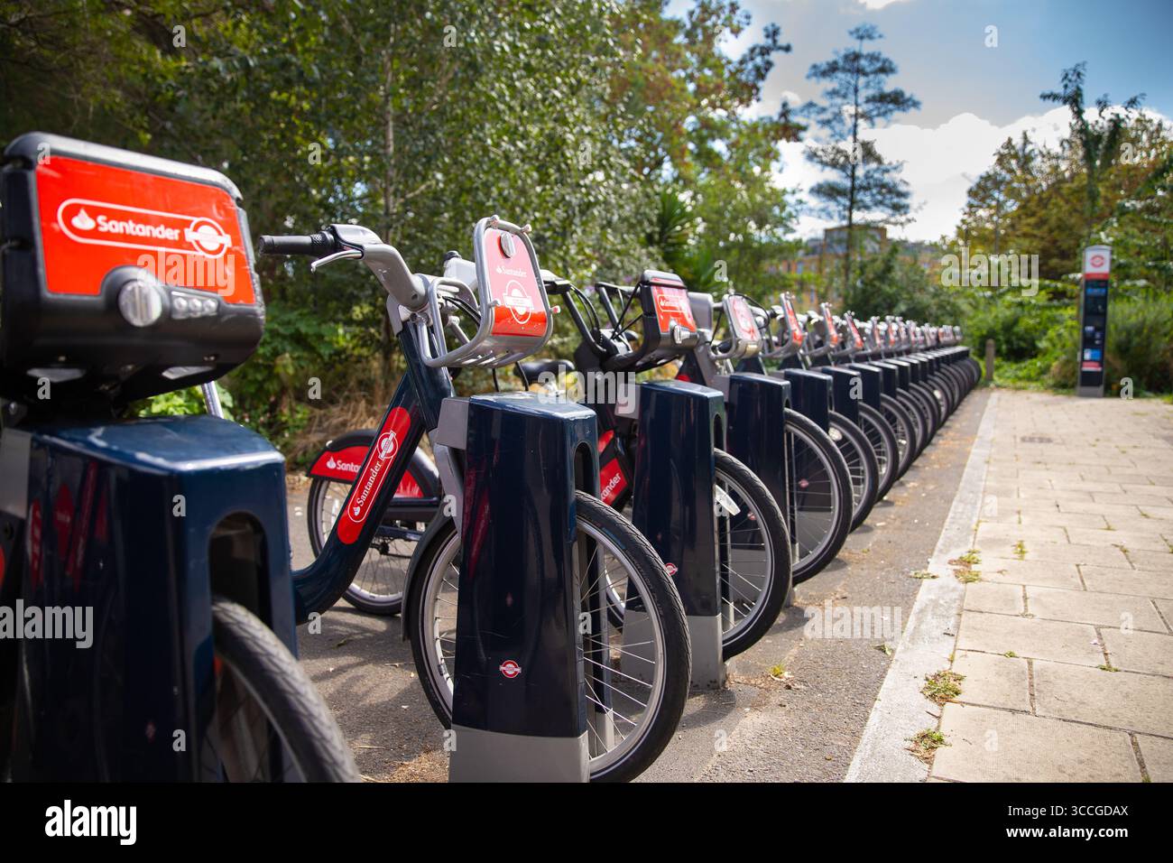 Rangée de vélos de location Santander à une station d'accueil Banque D'Images