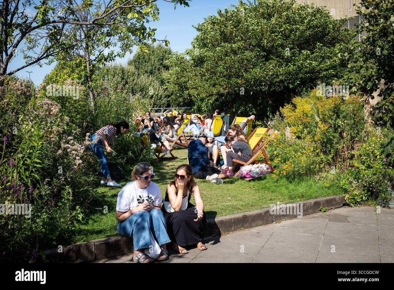 Les jeunes se détendent au jardin sur le toit du Southbank Centre par une journée ensoleillée Banque D'Images