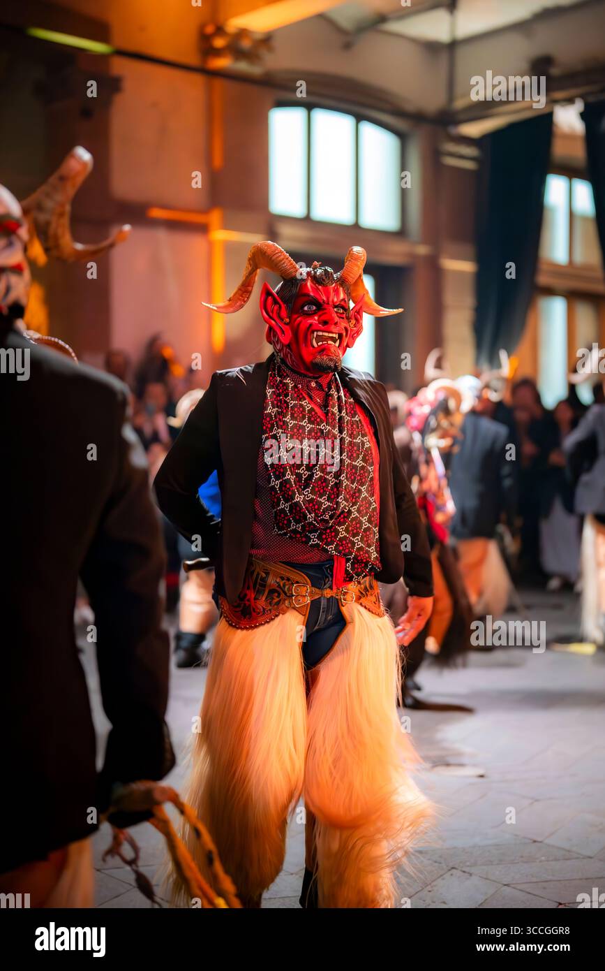 Mexico, Mexique - 2 novembre 2024 : un mexicain habillé comme un danseur traditionnel Diablo avec un masque de diable rouge, des cornes et une tenue festive se produit Banque D'Images