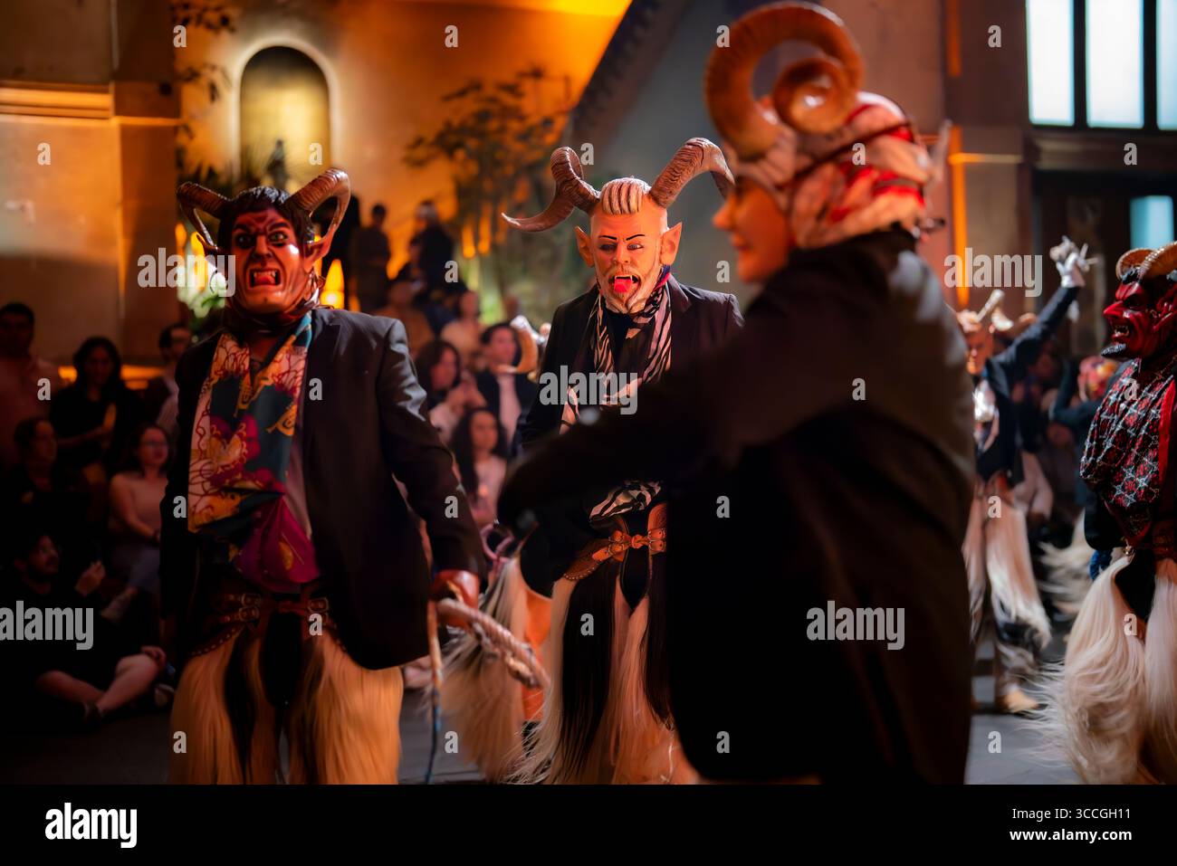 Mexico, Mexique - 2 novembre 2024 : des danseurs masqués dans des costumes Diablo élaborés avec des cornes et une tenue vibrante exécutent une danse traditionnelle mexicaine Banque D'Images