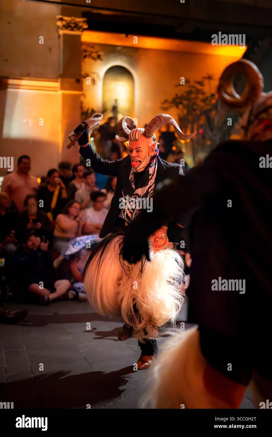 Mexico, Mexique - 2 novembre 2024 : des danseurs masqués dans des costumes Diablo élaborés avec des cornes et une tenue vibrante exécutent une danse traditionnelle mexicaine Banque D'Images