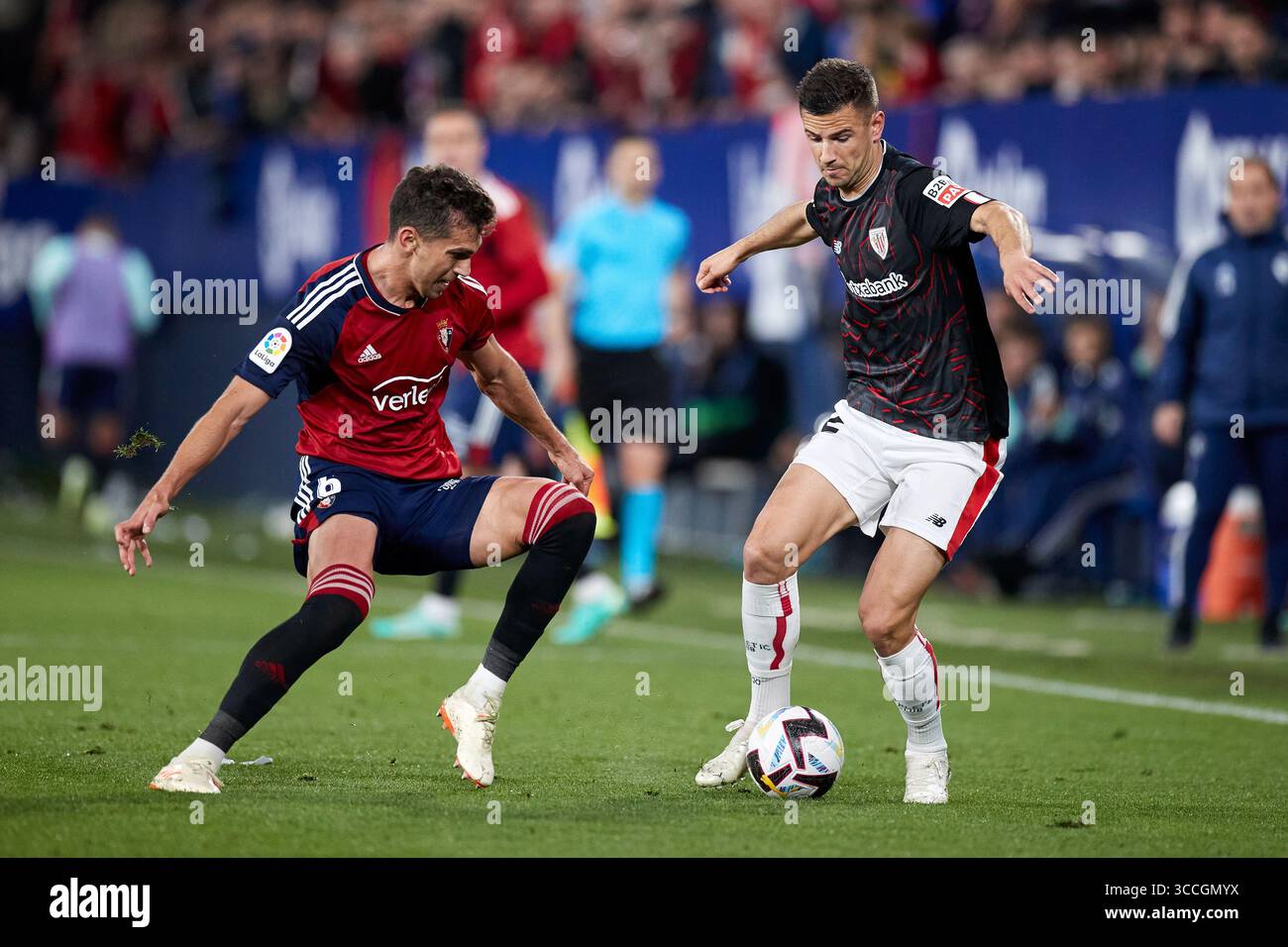 25 mai 2023, PAMPELUNE, NAVARRE, ESPAGNE : Gorka Guruzeta de l'Athletic Club concourt pour le ballon avec Lucas Torro de CA Osasuna lors du match de la Liga Santander entre CA Osasuna et Athletic Club à El Sadar le 25 mai 2023, à Pampelune, Espagne. (Crédit image : © Ricardo Larreina/AFP7 via ZUMA Press Wire) Banque D'Images
