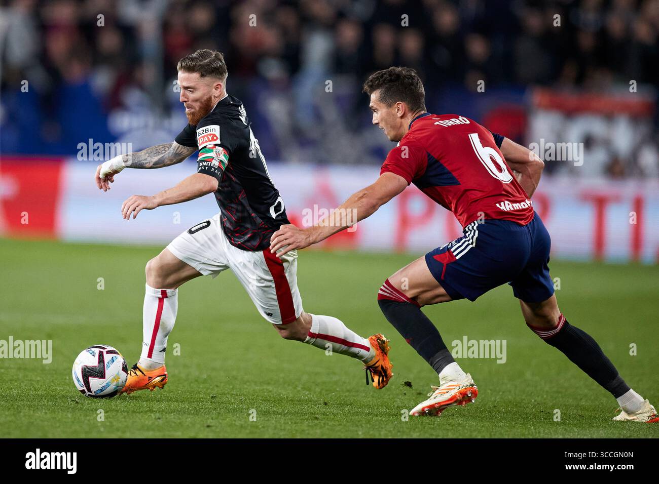 25 mai 2023, PAMPELUNE, NAVARRE, ESPAGNE : Iker Muniain de l'Athletic Club concourt pour le ballon avec Lucas Torro de CA Osasuna lors du match de la Liga Santander entre CA Osasuna et Athletic Club à El Sadar le 25 mai 2023, à Pampelune, Espagne. (Crédit image : © Ricardo Larreina/AFP7 via ZUMA Press Wire) Banque D'Images