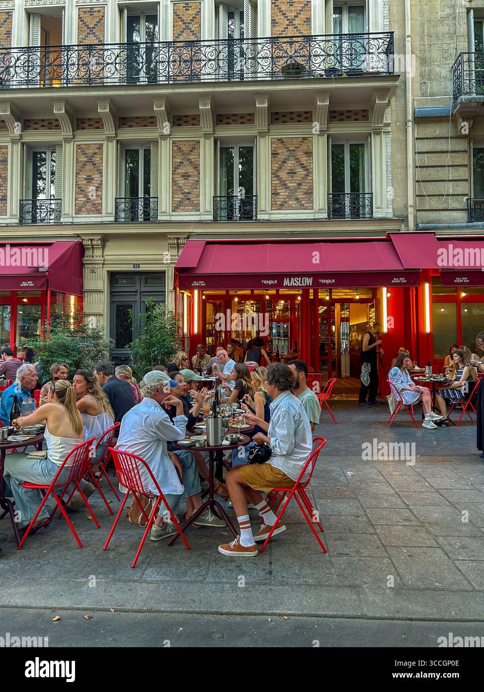 Paris, France, foule assis à des tables, sur la terrasse à l'extérieur, partage des repas à l'intérieur du restaurant Bistro français, scène de rue « Maslow- Temple » Banque D'Images