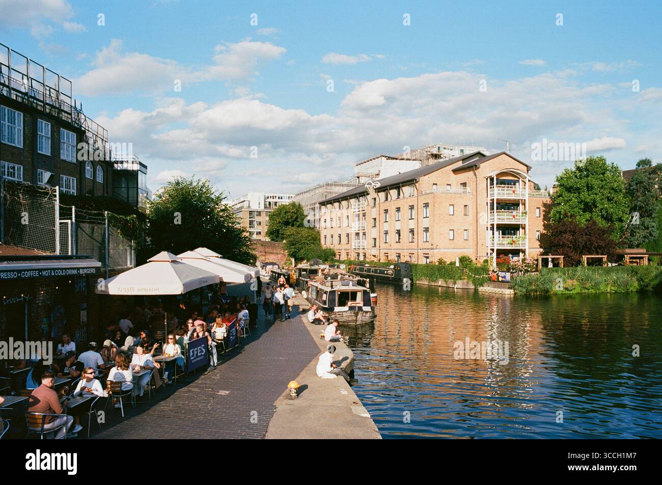 Cafe by the Regent's canal près de City Road Basin, Islington, Londres, Royaume-Uni Banque D'Images