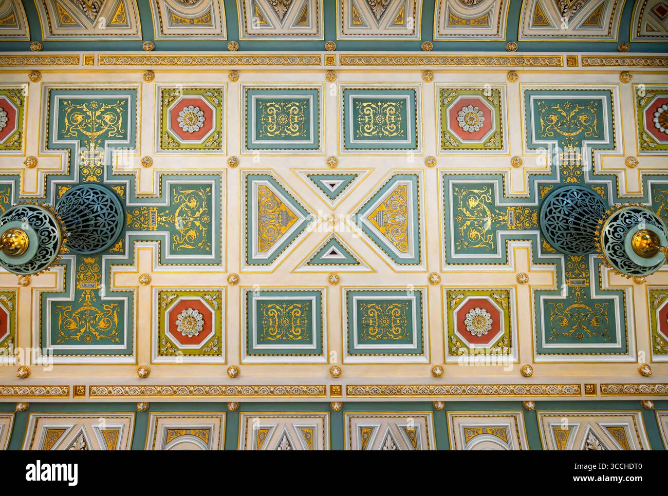 Gros plan du plafond peint à l'italienne dans la salle d'Assemblée du Guildhall dans la High Street, Worcester, Worcestershire, Royaume-Uni le 15 juillet 2025 Banque D'Images