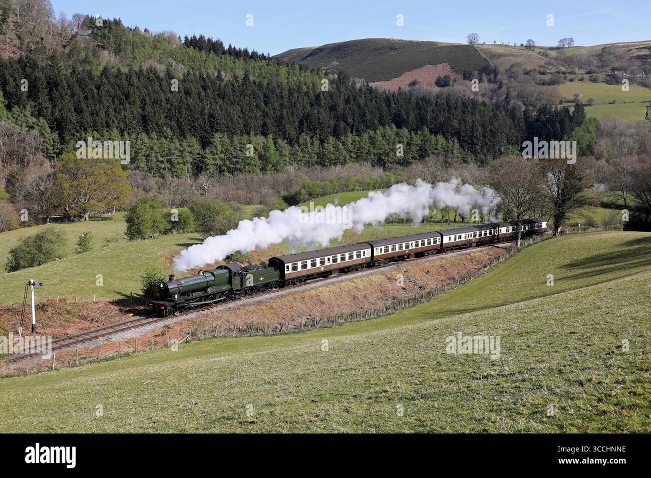 6880 passe Garthydwr sur 11.4.25 pendant le Gala de la ligne de Llangollens Branch. Banque D'Images