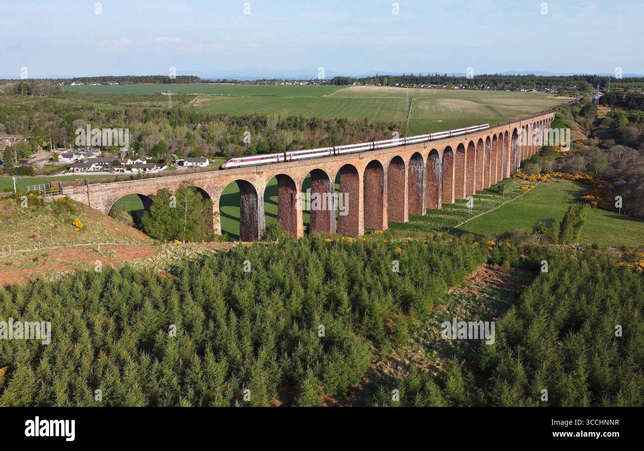 800122 passe au-dessus du viaduc de Culloden sur la 30.4.25 avec 1E13 07,55 Inverness jusqu'à London Kings Cross. Banque D'Images