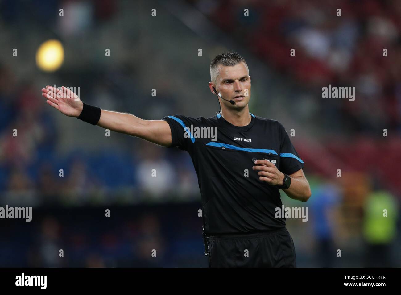 18 août 2023, Cracovie, Pologne : L'arbitre Marcin Szczerbowicz de Pologne vu lors du match de football Fortuna 1 Polish League 2023/2024 entre Wisla Cracovie et Odra Opole au stade municipal de Cracovie. .Score final ; Wisla Krakow 1 :3 Odra Opole. (Crédit image : © Grzegorz Wajda/SOPA images via ZUMA Press Wire) Banque D'Images