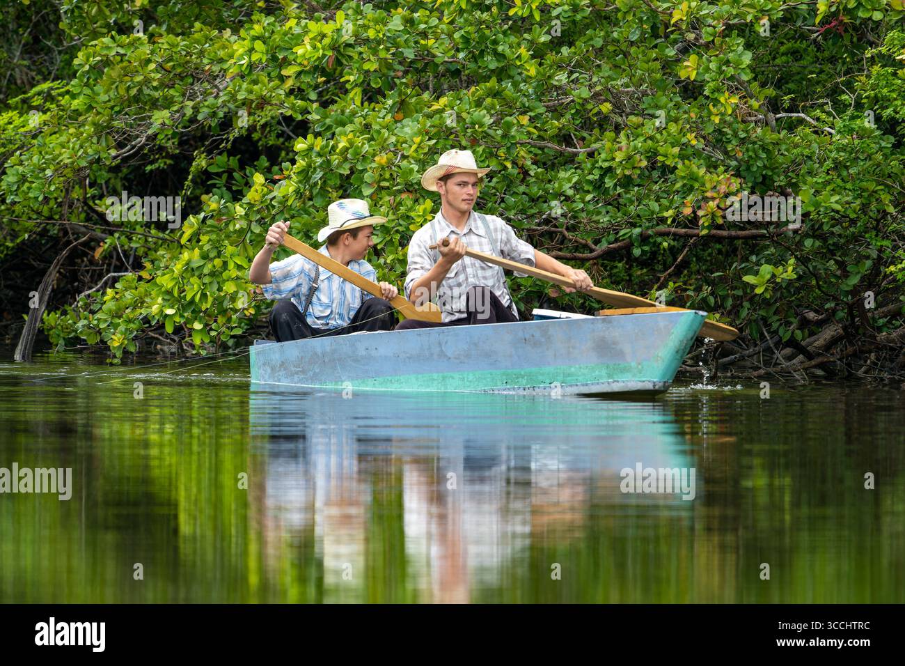 24 juin 2023, Orange Walk District, Belize : deux jeunes hommes mennonites pêchant à partir d'un petit bateau fait maison sur la rivière New dans le district d'Orange Walk au Belize. (Crédit image : © Jon G. Fuller / Vwpics/VW pics via ZUMA Press Wire) Banque D'Images