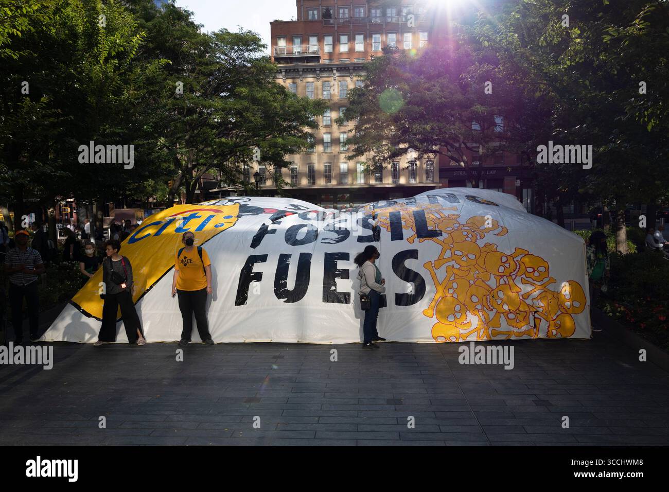 14 septembre 2023, New York, New York, États-Unis : des militants pour le climat tiennent un parachute qui dit ''CITI : arrêtez le blocus du siège social de CITI à Tribeca au début de la journée de travail retardant l'entrée des employés et leur demandant d'appeler Citi à cesser de financer les combustibles fossiles. Les manifestants bloquent â entrée principale avec des bannières qui indiquent œStop€â financement des combustibles fossiles. entrée de la plaza est bloquée avec une bannière de parachute. Les employés de CITI attendent sur la place pendant plus d'une heure avant que le NYPD arrive pour arrêter les manifestants qui ne parviennent pas à dégager les entrées. Les manifestants dénoncent Citi comme l'un des plus grands fundes Banque D'Images