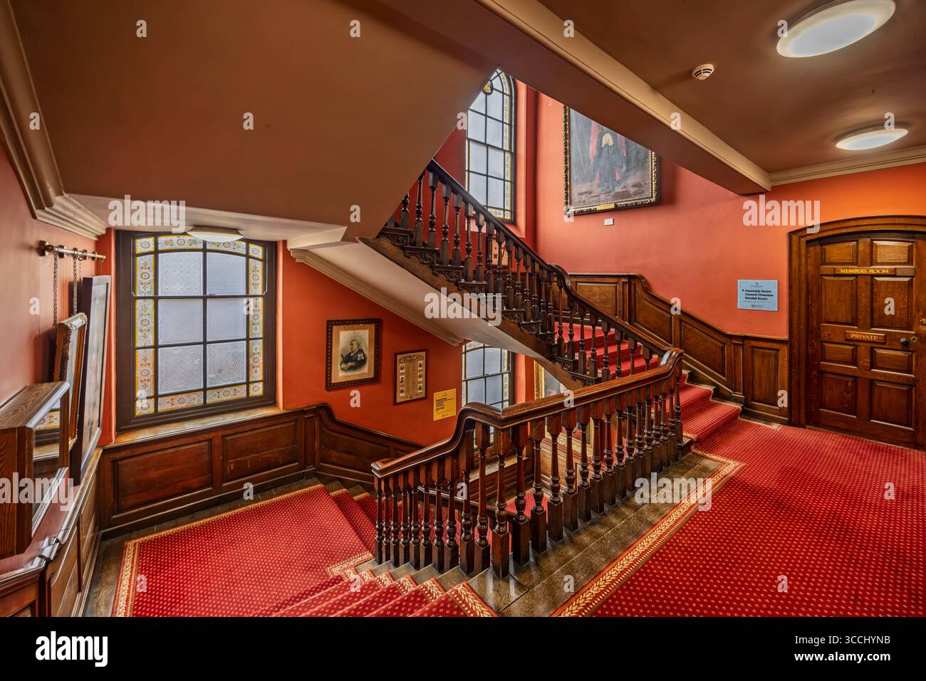 Escalier en bois orné menant à la salle d'Assemblée du Guildhall, à Worcester, Worcestershire, Royaume-Uni, le 15 juillet 2025 Banque D'Images