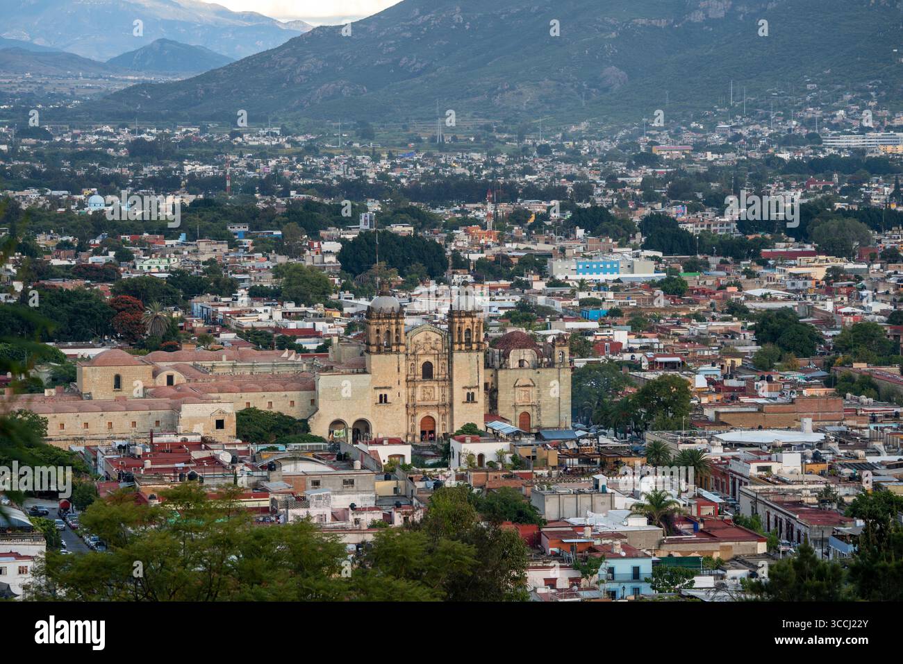 3 novembre 2018, Oaxaca de Juarez, Oaxaca, Mexique : vue de l'église de Santo Domingo et du centre historique de Oaxaca depuis Cerro Fortin, Oaxaca, Mexique. Un site classé au patrimoine mondial de l'UNESCO. (Crédit image : © Jon G. Fuller / Vwpics/VW pics via ZUMA Press Wire) Banque D'Images