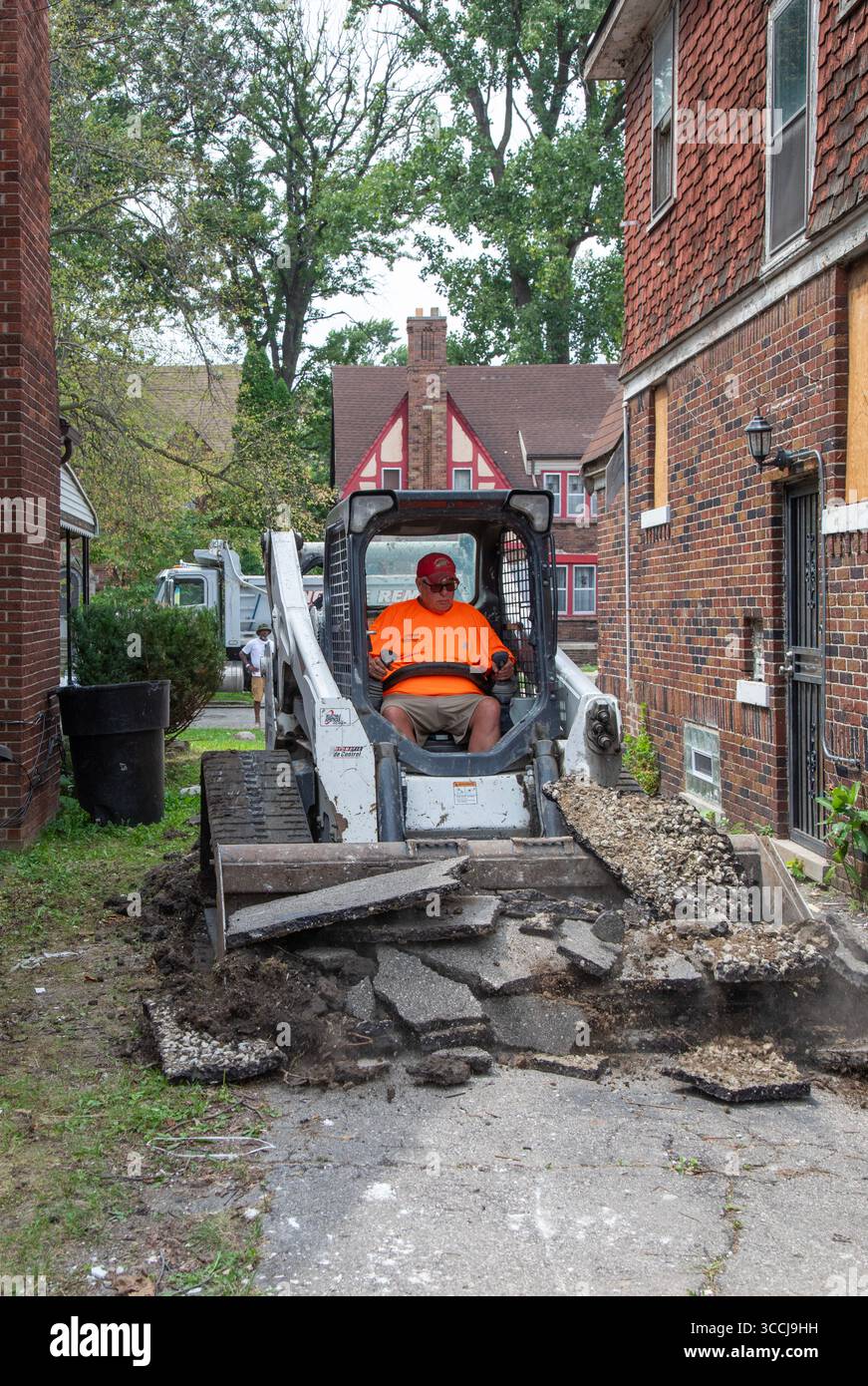 Detroit, Michigan - les travailleurs remplacent une vieille allée, faisant partie du remodelage d'une maison dans le quartier Morningside qui était vacante depuis de nombreuses années. D Banque D'Images