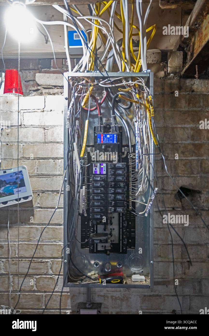 Detroit, Michigan - un panneau électrique est câblé pendant que les ouvriers remodelent une maison dans le quartier de Morningside. La maison était vacante depuis de nombreuses années. Banque D'Images