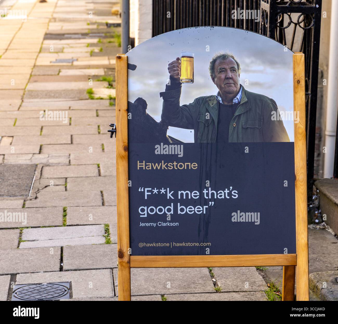 Panneau publicitaire dans une rue de la ville avec Jeremy Clarkson tenant une bière, promouvant sa bière Hawkstone avec une citation humoristique Banque D'Images