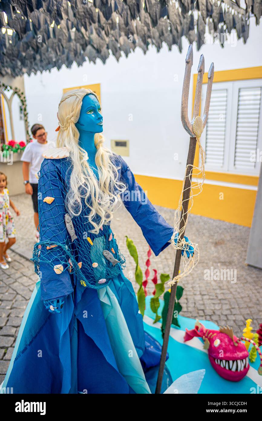 Représentation de Poséidon, déesse de la mer au festival des fleurs en papier organisé par la ville de Redondo-Évora-Portugal Banque D'Images