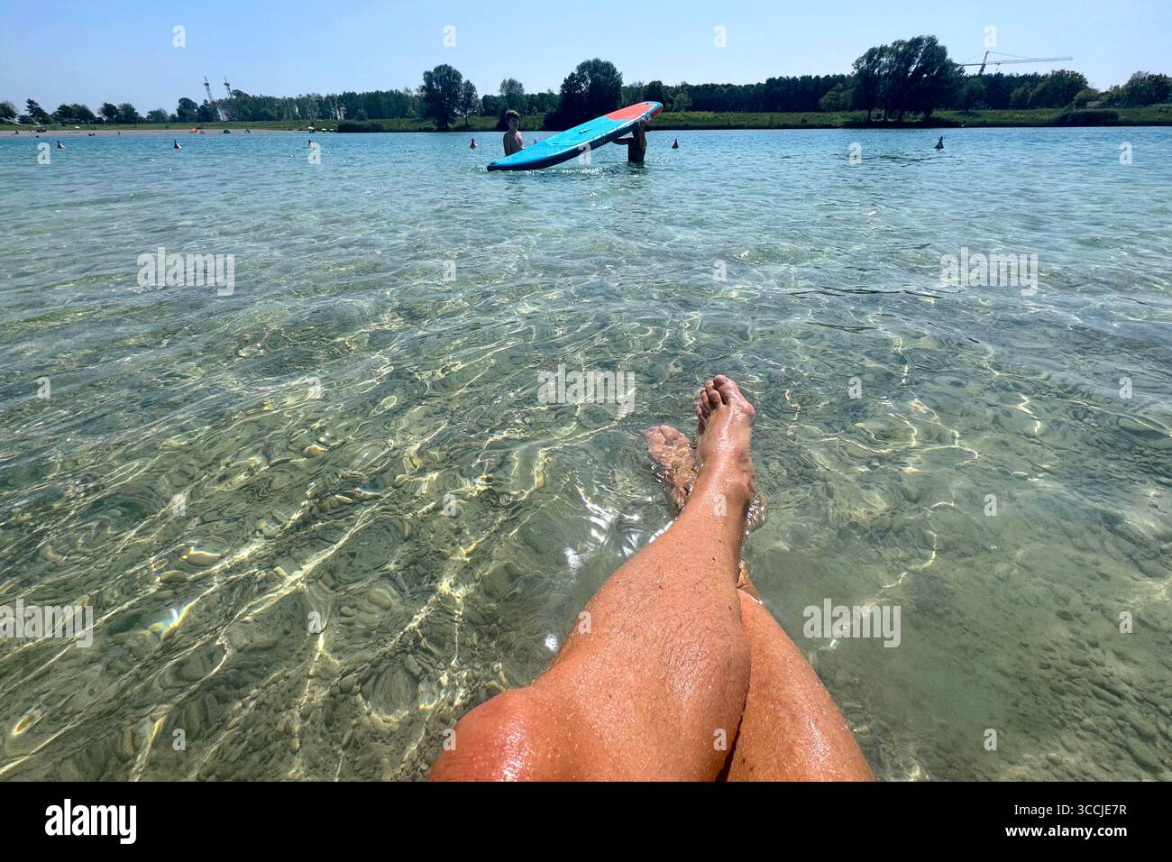 Munich, Deutschland. 11 août 2025. Lacs de baignade de Bavière avec une excellente qualité d'eau, comme ici à Riemer See (Buga See) dans Messestadt Riem à Munich. Crédit : dpa/Alamy Live News Banque D'Images