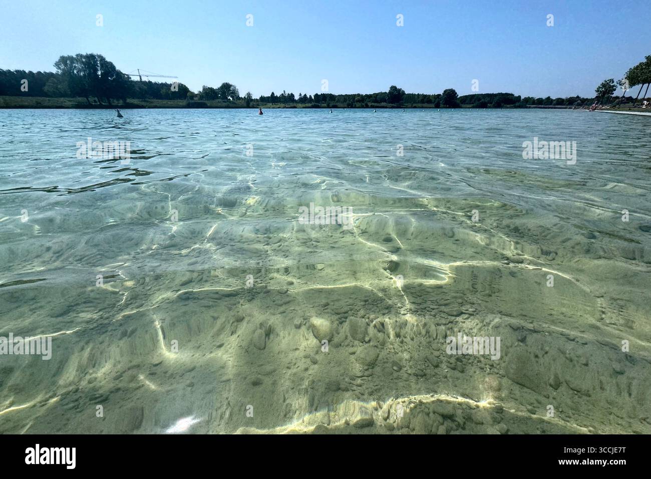 Munich, Deutschland. 11 août 2025. Lacs de baignade de Bavière avec une excellente qualité d'eau, comme ici à Riemer See (Buga See) dans Messestadt Riem à Munich. Crédit : dpa/Alamy Live News Banque D'Images