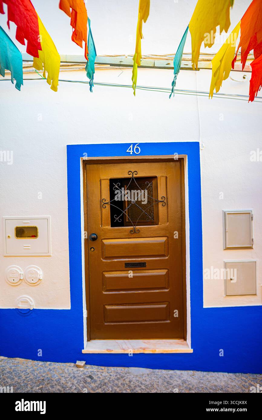 Porte d'entrée no. 46 de l'entrée d'une maison dans la ville Alentejo de Redondo, Portugal. Banque D'Images