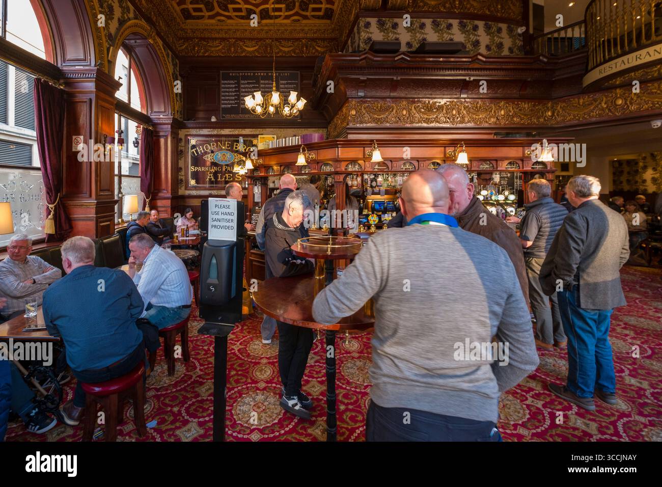 Personnes debout dans les bras Guildford, New Town, Édimbourg, Écosse, Royaume-Uni Banque D'Images