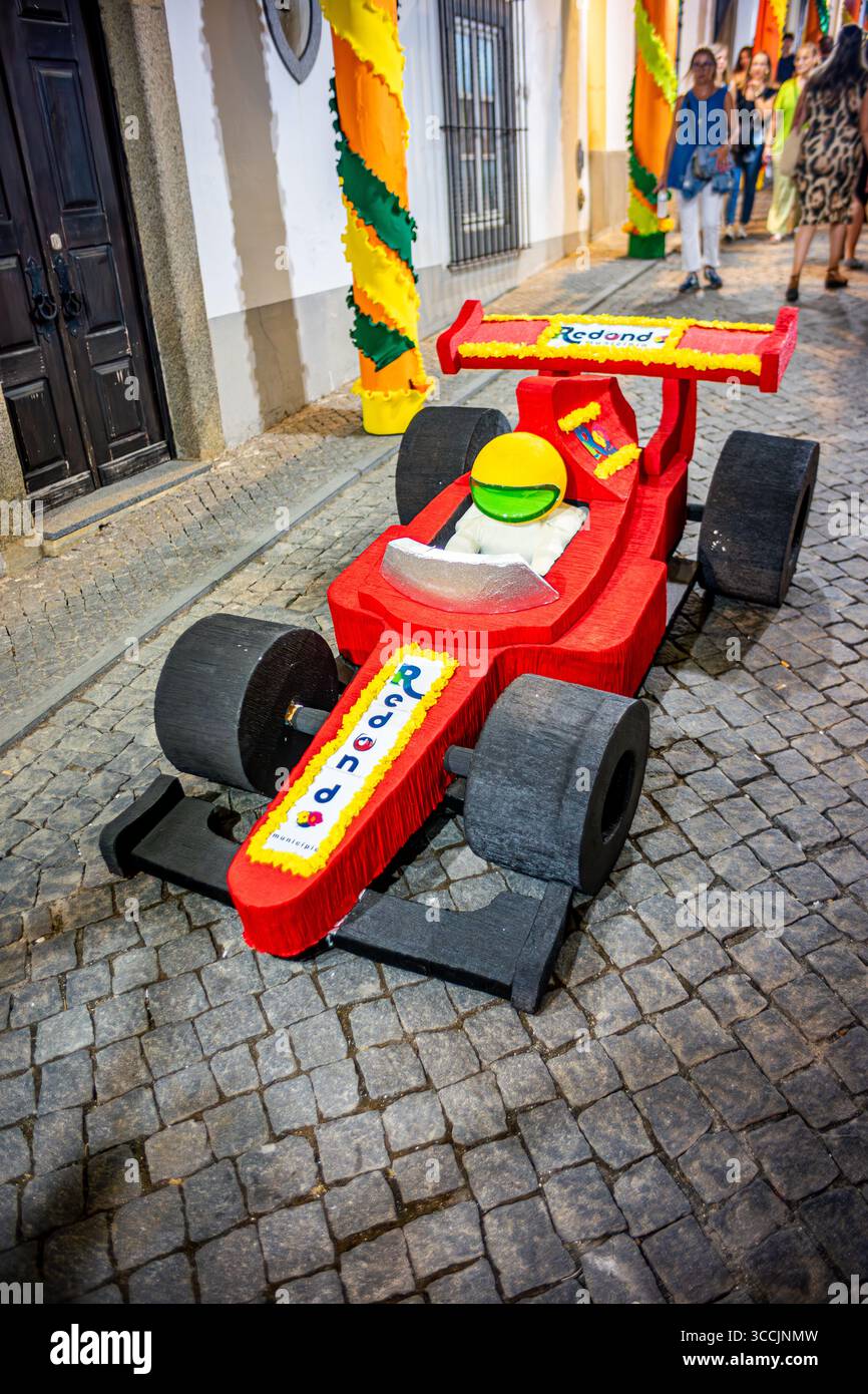 Représentation d'une voiture de formule 1 à la fête des fleurs organisée par la ville de Redondo-Évora-Portugal Banque D'Images