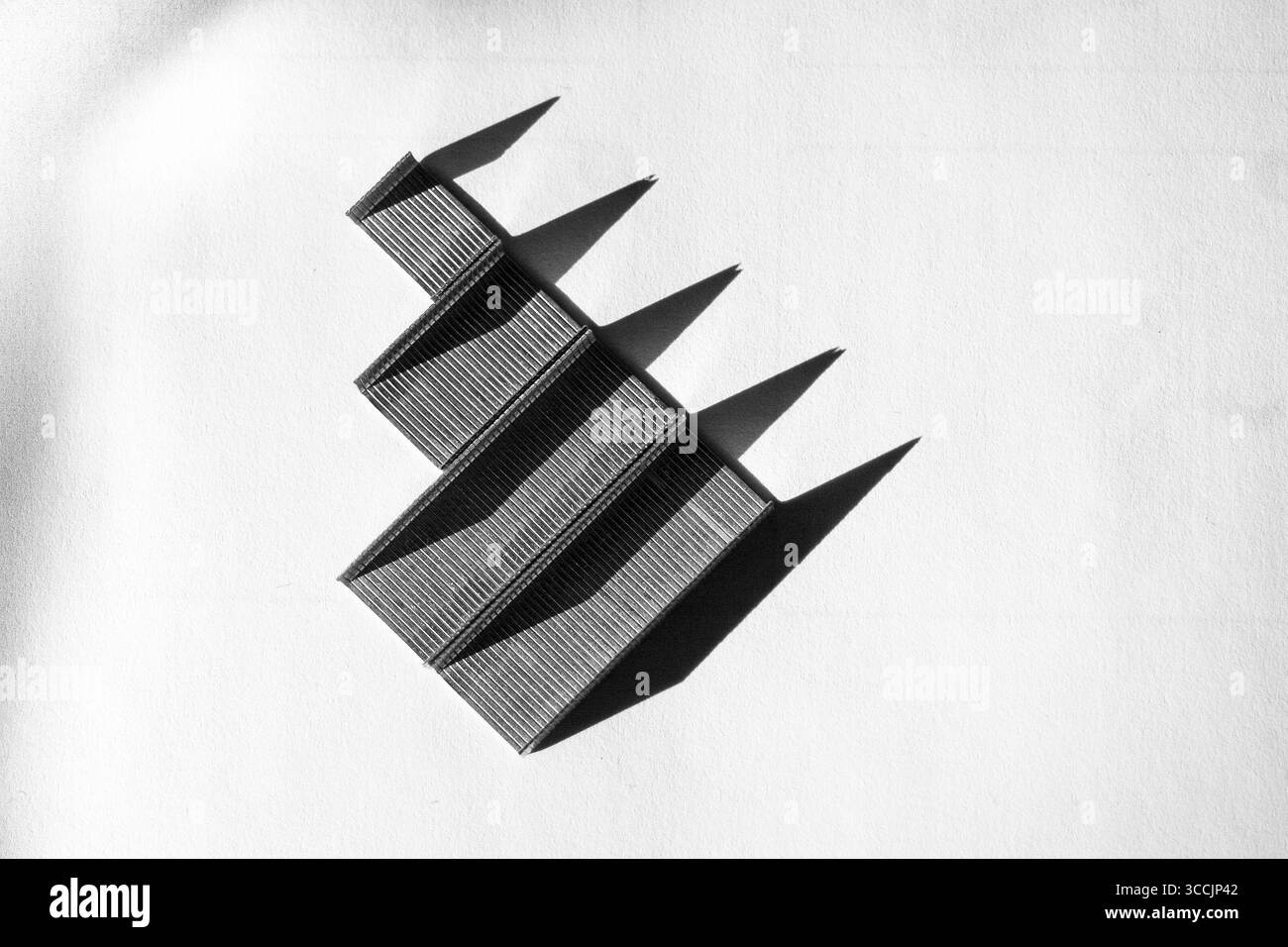 Formes rectangulaires noires faites d'agrafes apparaissant suspendues en plein air dans une disposition diagonale Banque D'Images