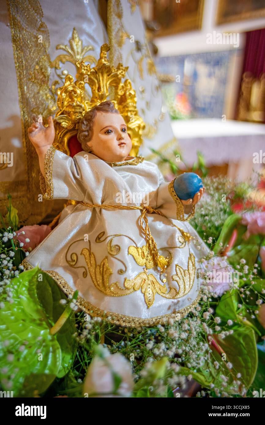 Statue d'un enfant aux pieds de notre-Dame de vie à l'intérieur d'une église catholique prête à sortir en procession, Alcochete Banque D'Images Statue d'un enfant aux pieds de notre-Dame de vie à l'intérieur d'une église catholique prête à sortir en procession, Alcochete Banque D'Images