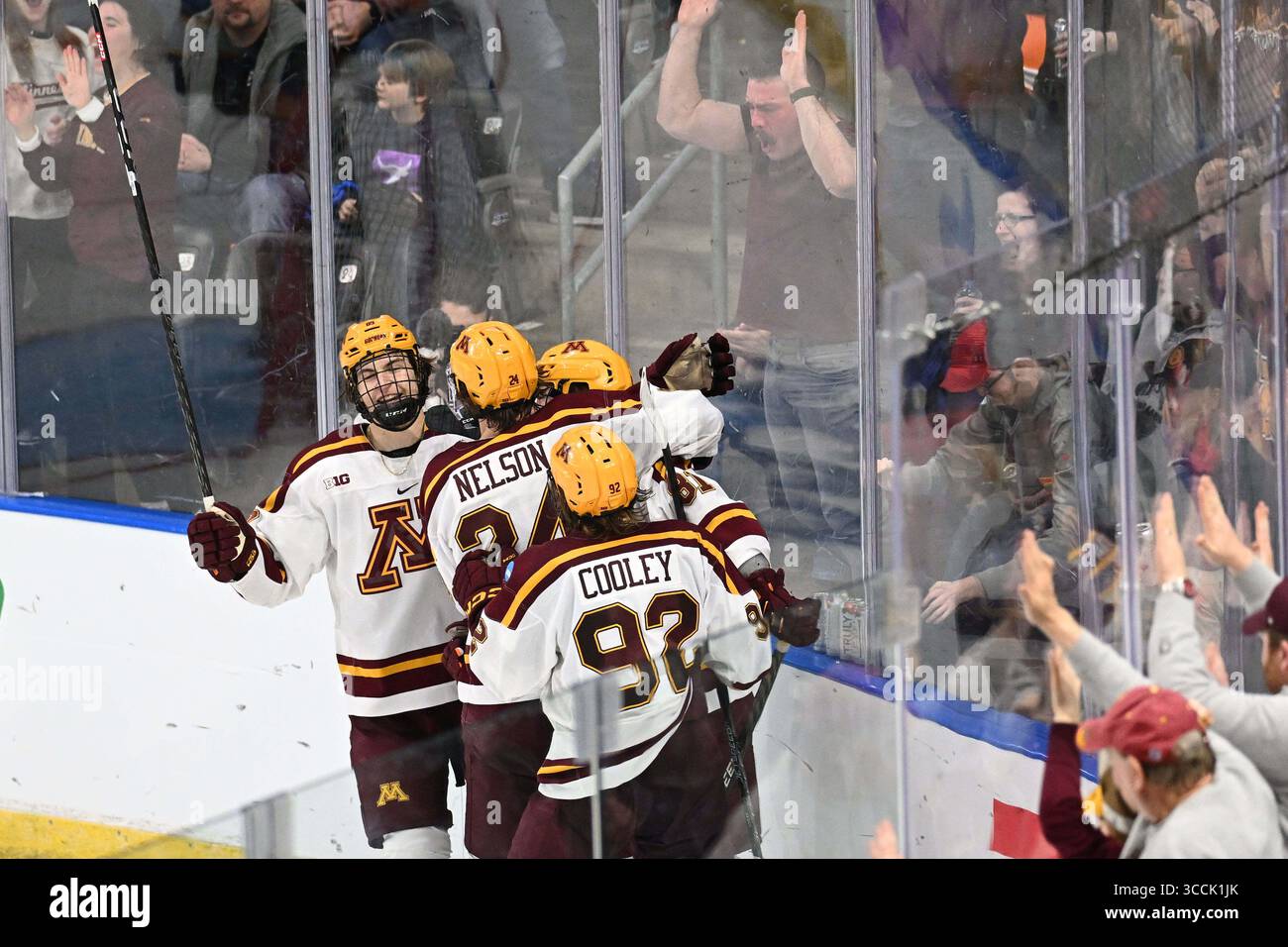 Ses coéquipiers se rassemblent autour de l'attaquant des Gophers du Minnesota Jimmy Snuggerud (81) après avoir marqué un but lors d'un match au West Regional de la NCAA tournoi de hockey masculin entre les Golden Griffins du Canisius College et les Golden Gophers de l'Université du Minnesota à la Scheels Arena à Fargo, Dakota du Nord, le jeudi 23 mars 2023. Le Minnesota a gagné 9-2. Par Russell Hons/CSM (crédit image : © Russell Hons/CSM via ZUMA Press Wire) Banque D'Images