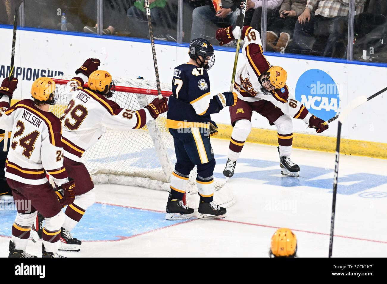 L'attaquant des Gophers du Minnesota Jimmy Snuggerud (81) célèbre derrière le but après avoir marqué lors d'un match au West Regional de la NCAA tournoi de hockey masculin entre les Golden Griffins du Canisius College et les Golden Gophers de l'Université du Minnesota au Scheels Arena de Fargo, Dakota du Nord, le jeudi 23 mars 2023. Le Minnesota a gagné 9-2. Par Russell Hons/CSM (crédit image : © Russell Hons/CSM via ZUMA Press Wire) Banque D'Images
