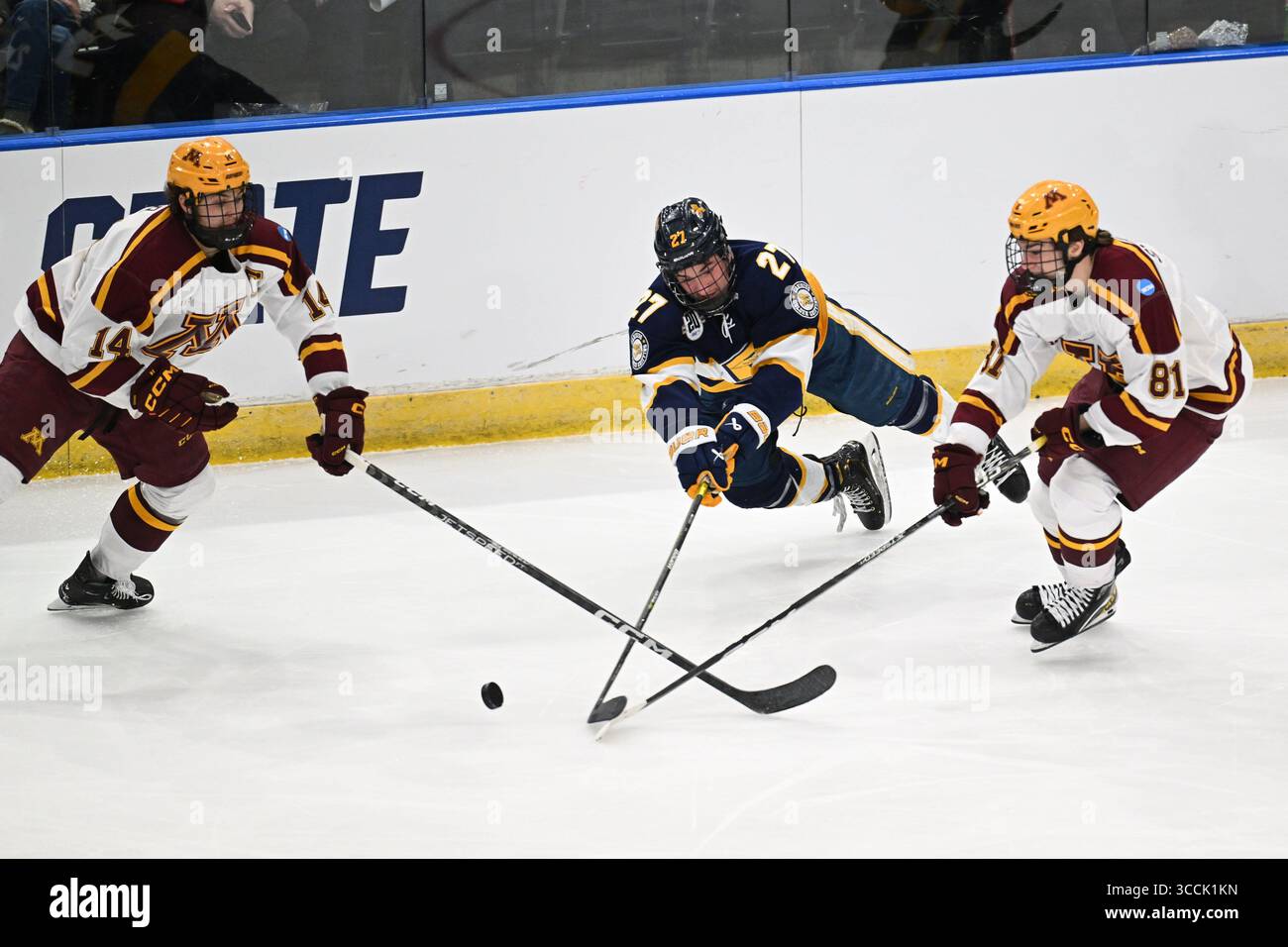 Ryan Miotto (27) plonge entre Brock Faber (14 ans), défenseur des Gophers du Minnesota, et Jimmy Snuggerud (81 ans), attaquant des Gophers du Minnesota, pour briser un jeu lors d'un match au West Regional du tournoi de hockey masculin de la NCAA entre les Golden Griffins du Canisius College et les Golden Gophers de l'Université du Minnesota à Scheels Arena à Fargo, Dakota, Dakota, Dakota, le jeudi 23 mars 2023. Le Minnesota a gagné 9-2. Par Russell Hons/CSM (crédit image : © Russell Hons/CSM via ZUMA Press Wire) Banque D'Images