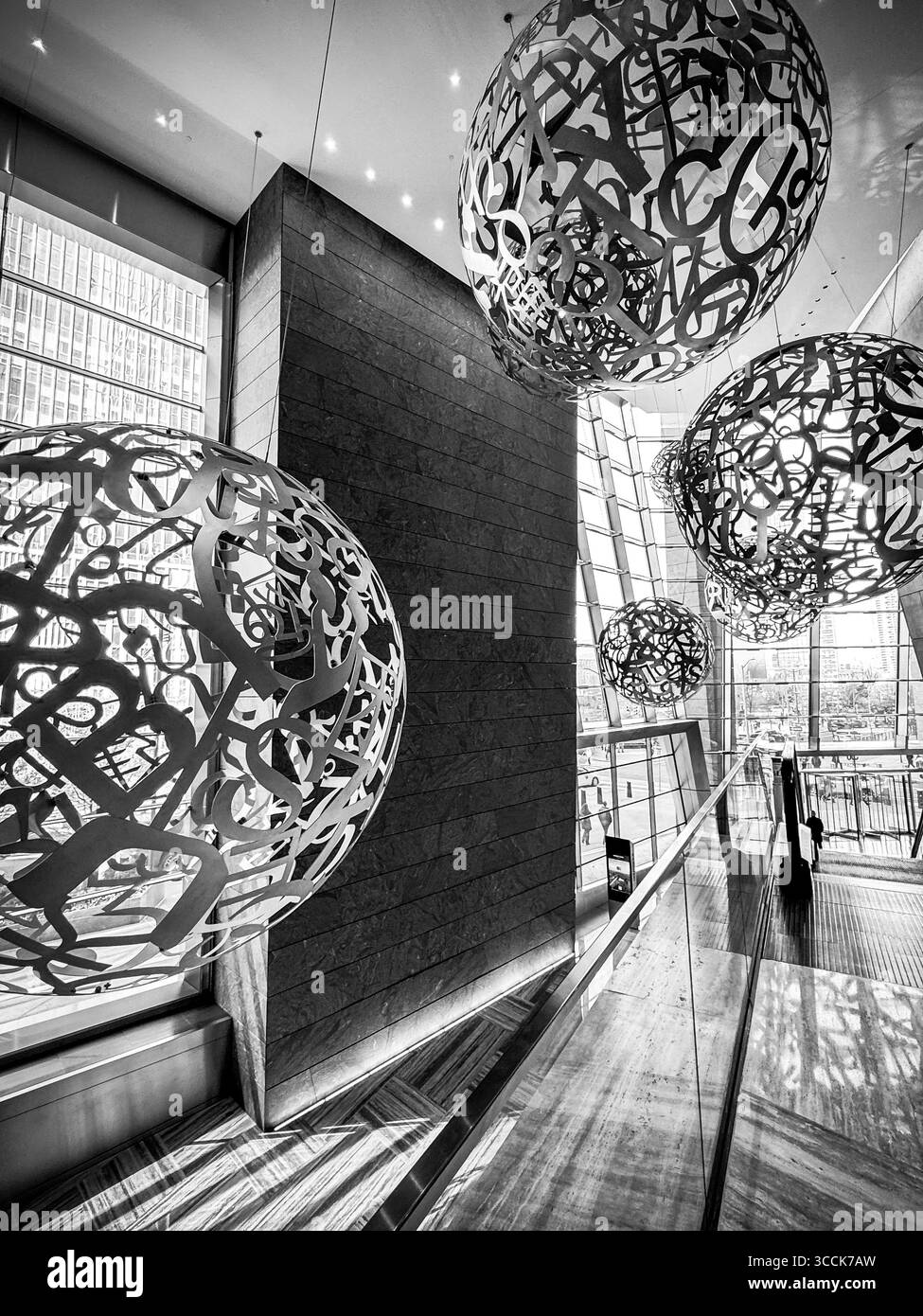 'VOICES' 2018 par Jaume Plensa dans le hall d'entrée du 30 Hudson Yards, New York, USA Banque D'Images