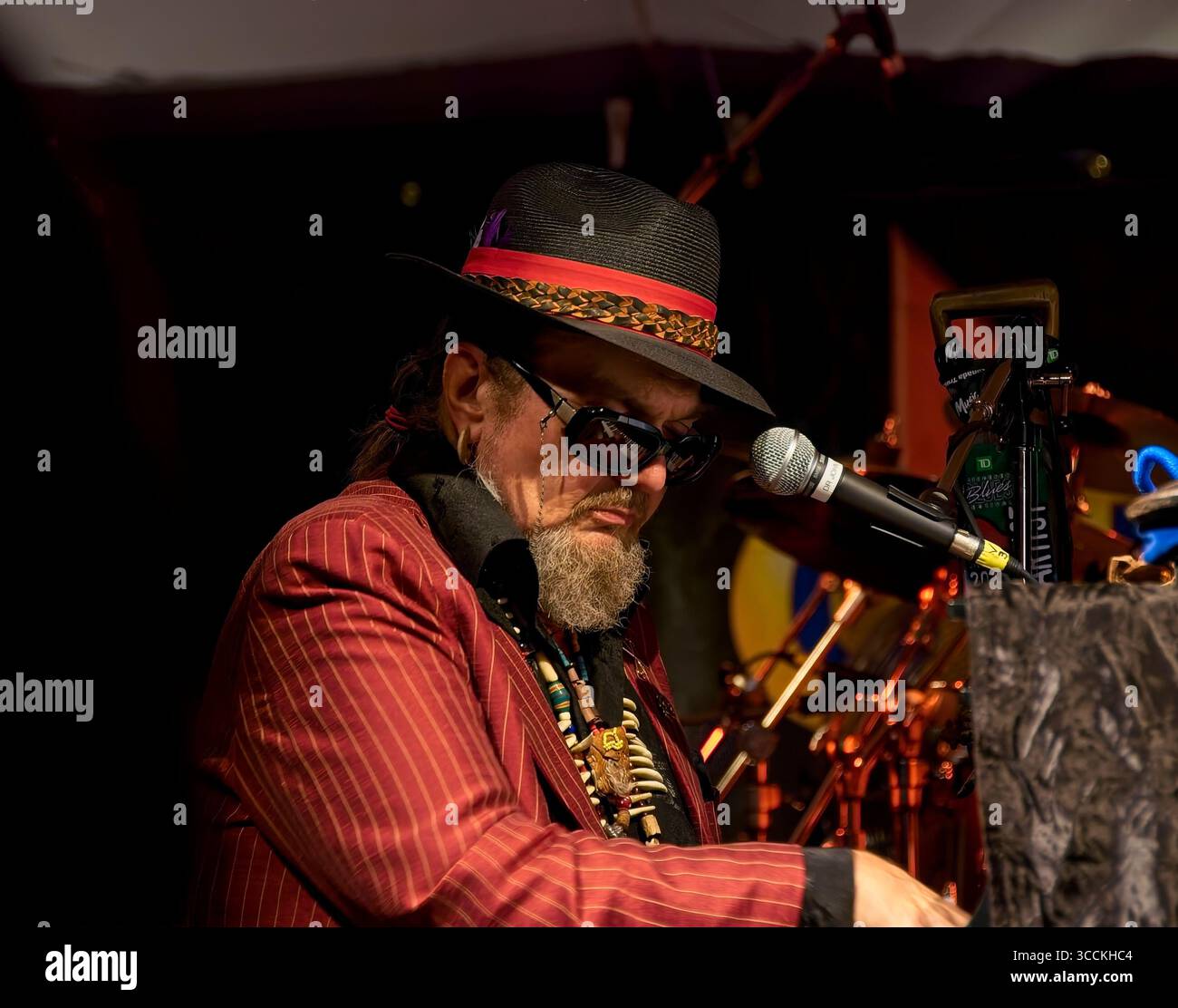 Le célèbre blues de la Nouvelle-Orléans, musicien de jazz et légende cajun de Louisiane, le regretté Mac Rebbenack alias Dr John, se produisant au Kitchener Blues Festival en Ontario au Canada. Août 2010 Banque D'Images