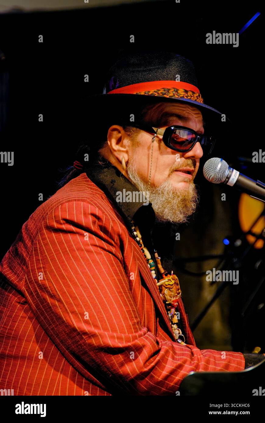 Le célèbre blues de la Nouvelle-Orléans, musicien de jazz et légende cajun de Louisiane, le regretté Mac Rebbenack alias Dr John, se produisant au Kitchener Blues Festival en Ontario au Canada. Août 2010 Banque D'Images