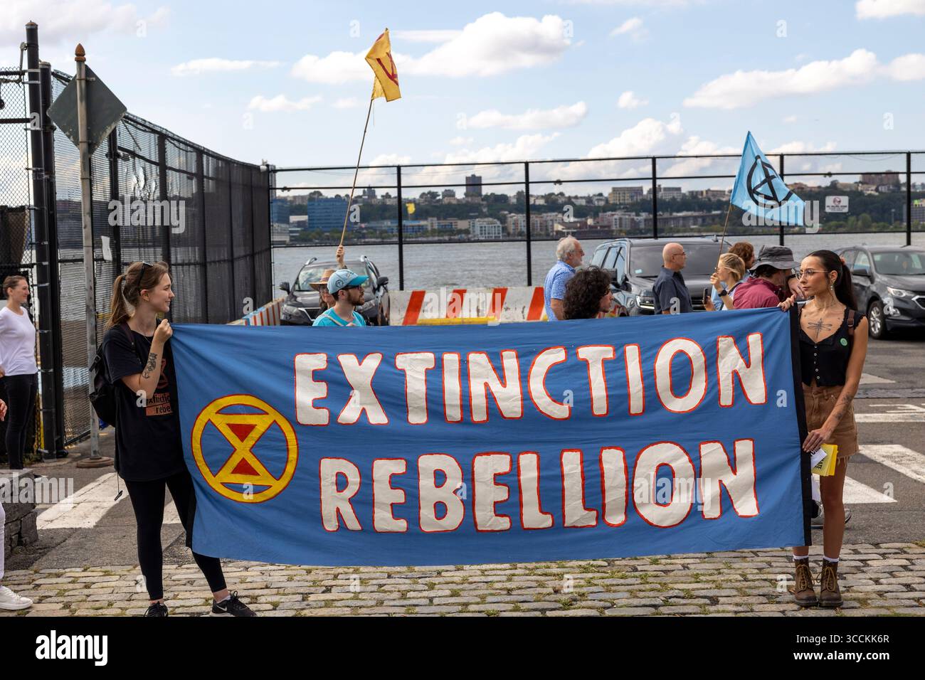13 septembre 2023, New York, New York, États-Unis : des activistes de extinction Rebellion NYC manifestent à l'héliport JRA West 30th Street ciblant les émissions de luxe telles que les trajets en hélicoptère. Une bannière dit â€œExtinction Rebellion.â€ les gens tiennent des drapeaux avec le symbole extinction Rebellion. Les manifestants appellent à la fin des combustibles fossiles et des émissions de carbone inutiles provenant des modes de vie de luxe pour faire face à l’urgence climatique et protéger les générations futures. La manifestation est l'une des nombreuses manifestations organisées par des groupes climatiques en prévision de la marche de masse ''Biden : End Fossil Fuels'' à New York le 7 septembre Banque D'Images