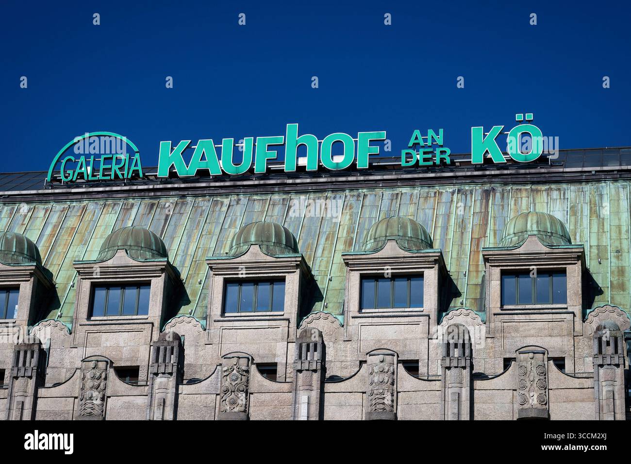 Duesseldorf, Allemagne, 11 août 2025 : bâtiment historique du grand magasin Galeria Kaufhof sur Koe, sur la célèbre Königsallee Banque D'Images