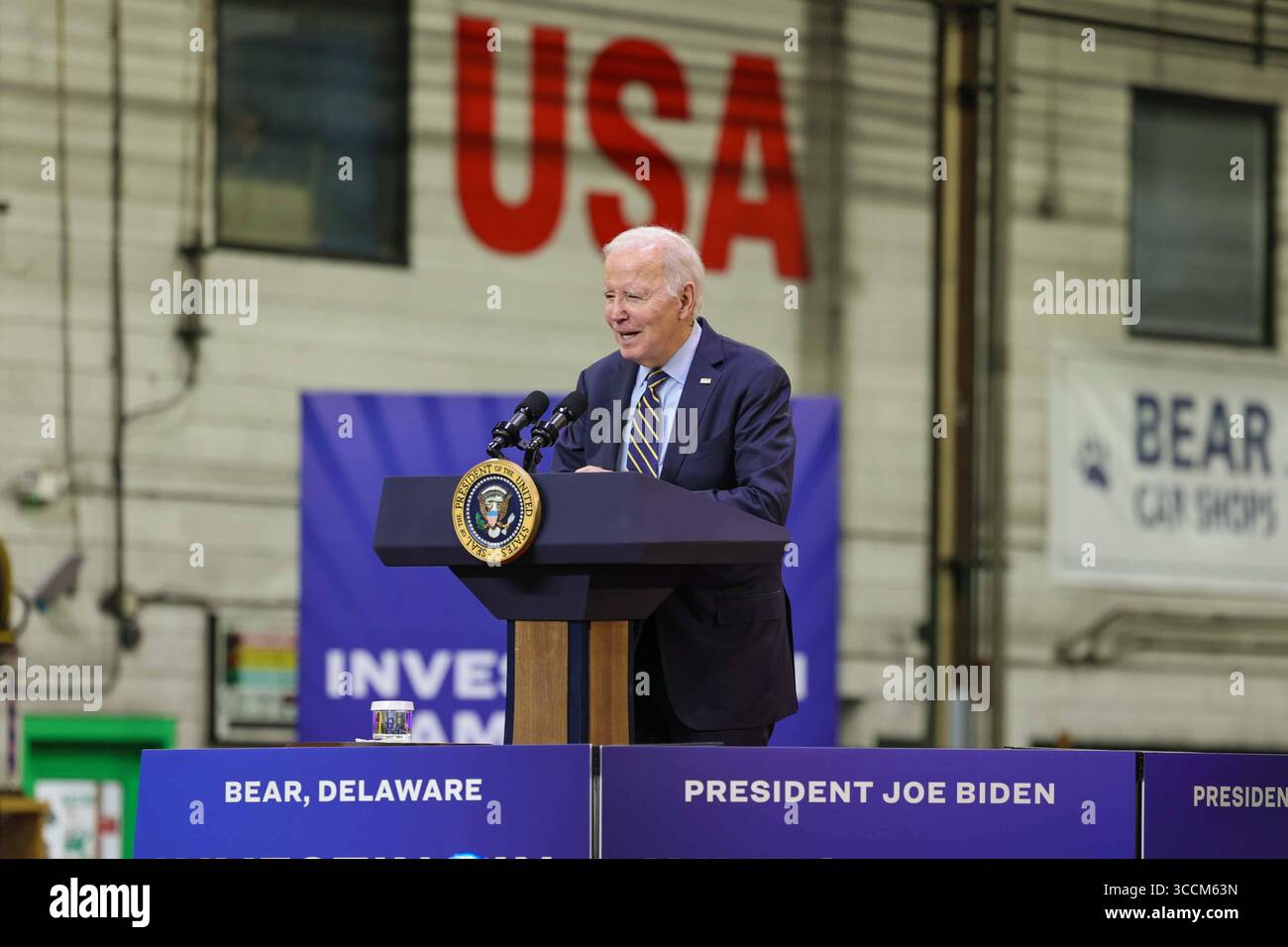 6 novembre 2023, Bear, Delaware, États-Unis : le président des États-Unis Joe Biden fait une déclaration dans le comté de New Castle, Delaware, soulignant comment Bidenomics et son programme d'investissement dans l'Amérique et de réparation des besoins d'infrastructure négligés, y compris le plus important investissement dans le transport ferroviaire de voyageurs depuis la création d'Amtrak, le lundi 6 novembre 2023 (crédit image : © Saquan Stimpson/CNP via ZUMA Press Wire) Banque D'Images