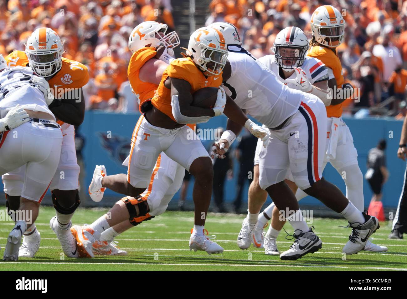 2 septembre 2023 : Jaylen Wright #0 des volontaires du Tennessee dirige la balle pendant le match de football de la NCAA entre les volontaires de l'Université du Tennessee et les cavaliers de l'Université de Virginie au Nissan Stadium de Nashville TN Tim Gangloff/CSM (crédit image : © Tim Gangloff/CSM via ZUMA Press Wire) Banque D'Images