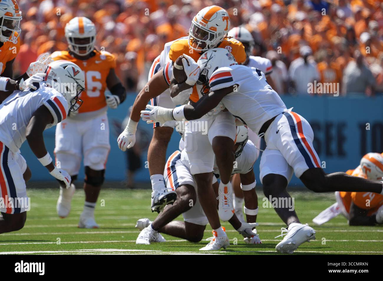 2 septembre 2023 : Jaylen Wright #0 des volontaires du Tennessee dirige la balle pendant le match de football de la NCAA entre les volontaires de l'Université du Tennessee et les cavaliers de l'Université de Virginie au Nissan Stadium de Nashville TN Tim Gangloff/CSM (crédit image : © Tim Gangloff/CSM via ZUMA Press Wire) Banque D'Images