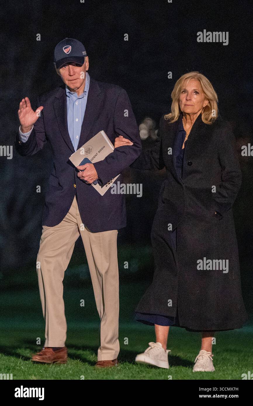 26 mars 2023, Washington, District of Columbia, États-Unis : le président AMÉRICAIN Joe Biden et la première dame Dr Jill Biden marchent vers la Maison Blanche après avoir quitté Marine One sur la pelouse sud de la Maison Blanche à Washington, DC, États-Unis 26 mars 2023. Le président Biden et Dr Biden sont retournés à la Maison Blanche après un week-end dans le Delaware (crédit image : © Shawn Thew - Pool via CNP/CNP via ZUMA Press Wire) Banque D'Images