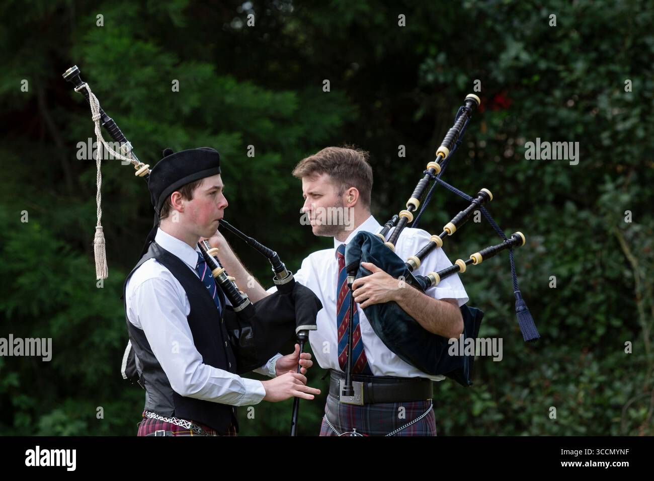 Le 8 juillet 2023, Mount Vernon, Washington, États-Unis : deux jeunes hommes se préparent à concourir en solo aux Skagit Valley Highland Games à Mount Vernon, Washington, le samedi 8 juillet 2023. (Crédit image : © Paul Christian Gordon/ZUMA Press Wire) Banque D'Images