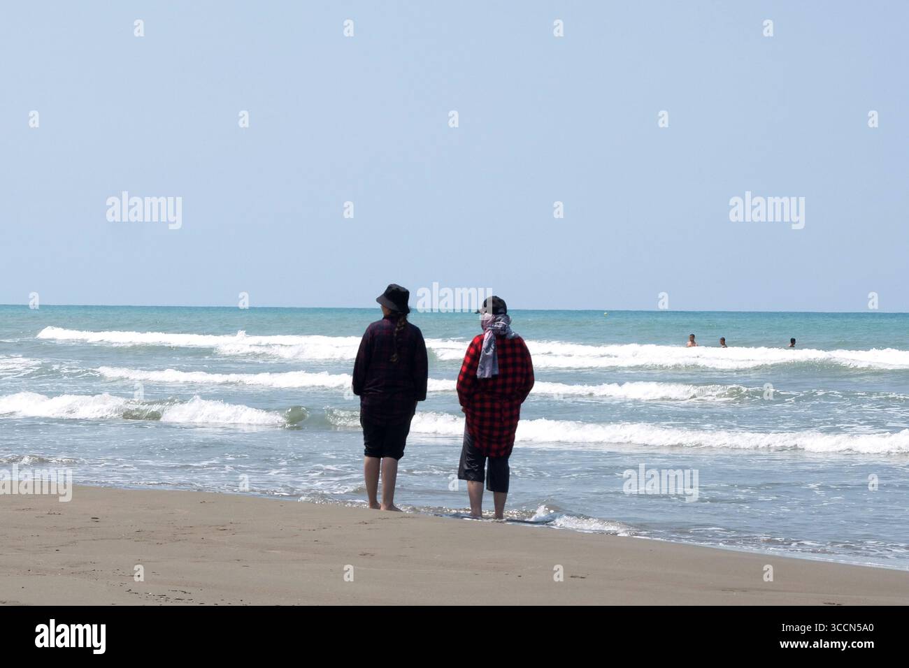 29 juin 2023, Comté de Nur, Mazandaran, Iran : deux femmes iraniennes se tiennent sur la côte de la mer Caspienne, au Nord de l'Iran. La mer Caspienne est la plus grande étendue d'eau intérieure du monde, souvent décrite comme le plus grand lac du monde ou une mer à part entière. Un bassin endoréique se trouve entre l'Europe et l'Asie ; à l'est du Caucase, à l'ouest de la grande steppe de l'Asie centrale, au sud des plaines fertiles du sud de la Russie en Europe de l'est, et au nord du plateau montagneux iranien de l'Asie occidentale. (Crédit image : © Rouzbeh Fouladi/ZUMA Press Wire) Banque D'Images