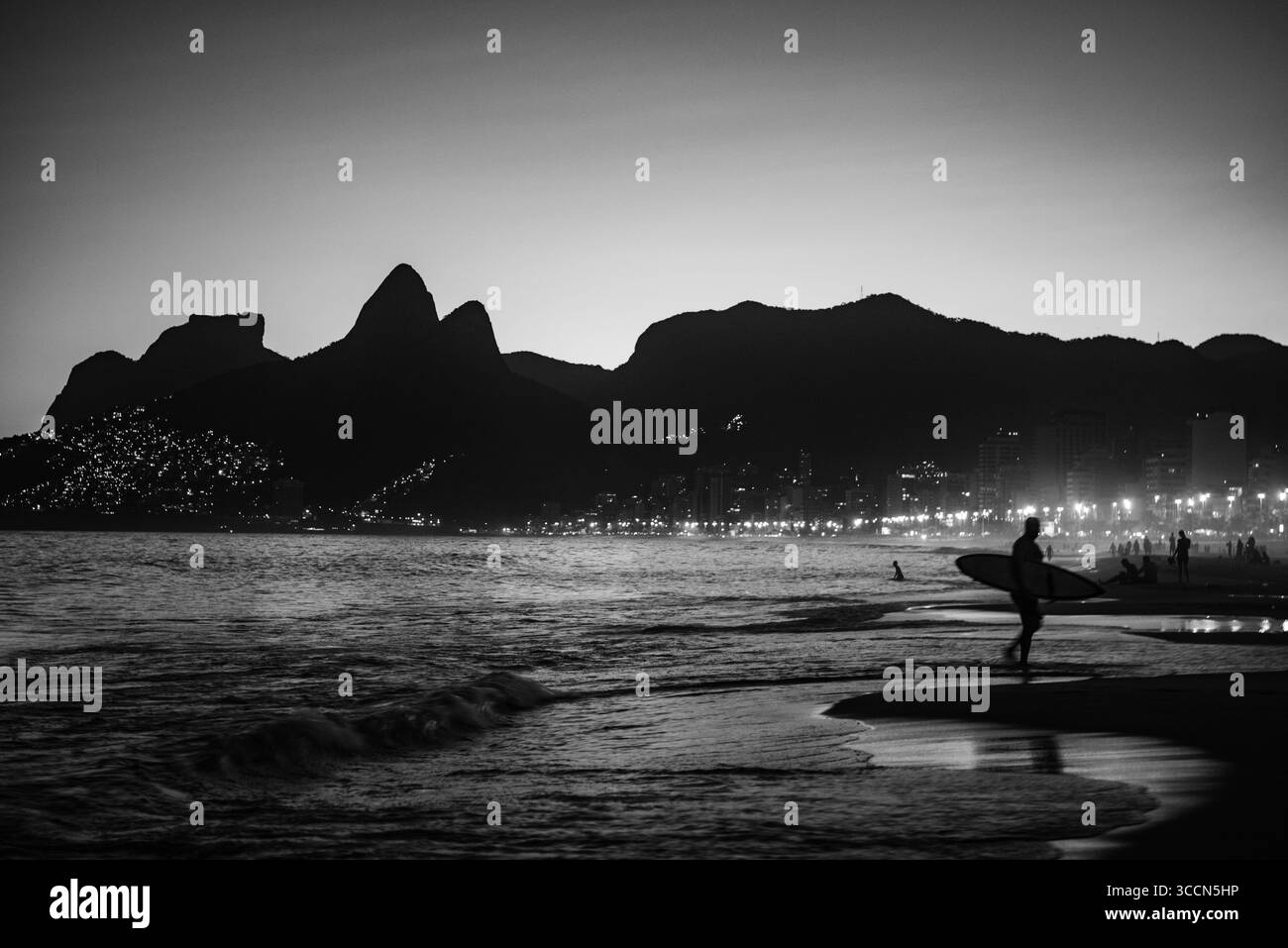 Silhouette du soir de surfeur sur la plage d'Ipanema en noir et blanc - Rio de Janeiro, Brésil Banque D'Images