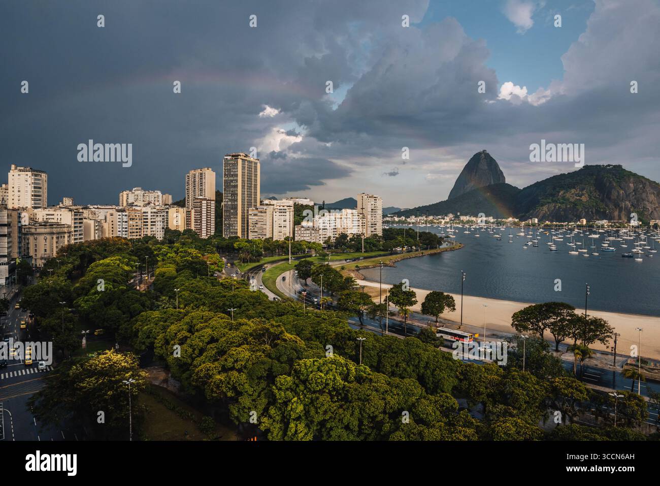 Plage de Botafogo avec Marina et Arc-en-ciel sur la montagne de pain de sucre - Rio de Janeiro, Brésil Banque D'Images