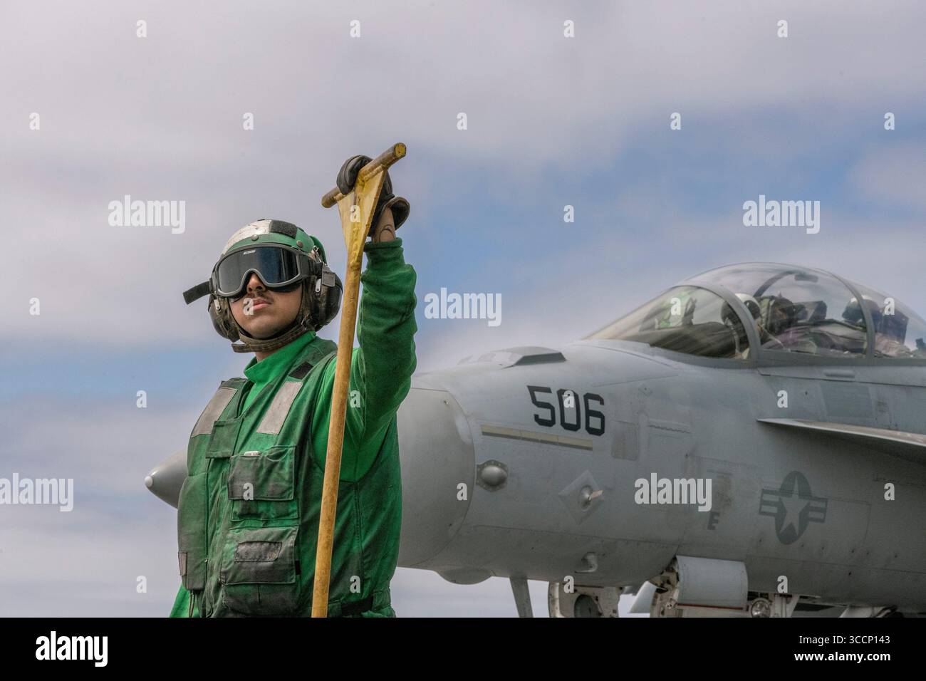 6 juillet 2023, Océan Pacifique : un crochet à bord du porte-avions USS Carl Vinson, CVN-70, attend l'atterrissage du prochain avion. Les aéronefs à bord d'un porte-bagages utilisent un crochet arrière pour attraper l'un des multiples câbles de train d'arrêt. Parfois, le câble ne tombe pas du crochet seul, et dans ce cas un chemin de crochet tirera le câble libre. Les étudiants aviateurs, qui pilotent des F/A-18 Super Hornets, des EA-18G Growlers et des F-35C Lightning IIS, effectuaient des missions de qualification de porte-avions (CQ) dans le cadre de leur entraînement. (Crédit image : © David Barak/ZUMA Press Wire) Banque D'Images