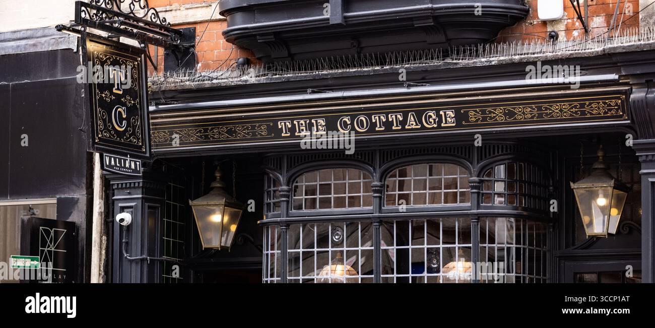 CARDIFF, Royaume-Uni - 8 AOÛT 2025 - le panneau de pub Cottage et la façade à Cardiff, pays de Galles, affichant l'architecture britannique traditionnelle Banque D'Images