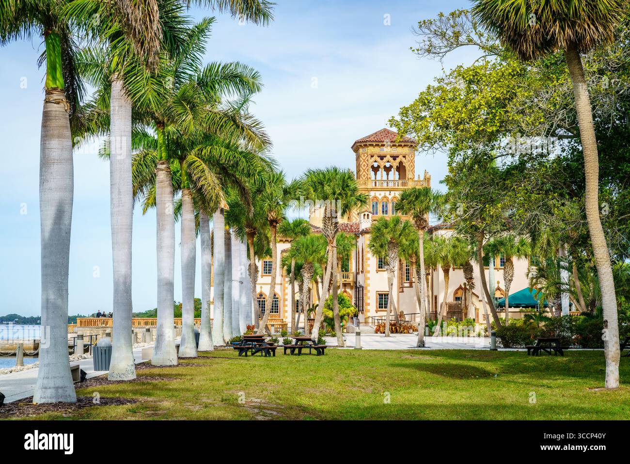 Sarasota, FL, 20 décembre 2023 : vue de la demeure de Ca d' Zan et du parc du John and Mable Ringling Museum of Art Banque D'Images Sarasota, FL, 20 décembre 2023 : vue de la demeure de Ca d' Zan et du parc du John and Mable Ringling Museum of Art Banque D'Images