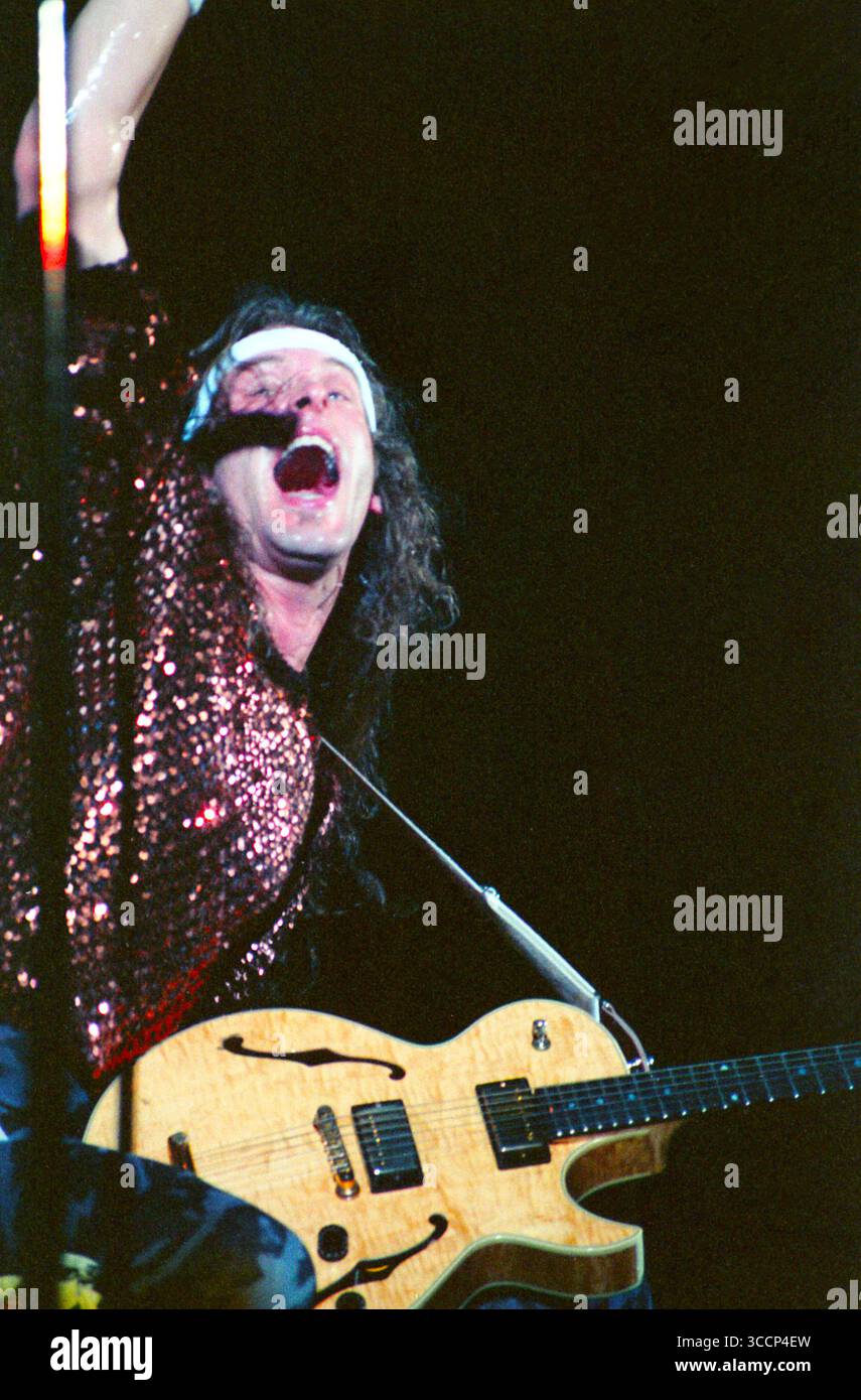 Fern Park, Floride, États-Unis : TED NUGENT-BRIAN HOWE performig pendant le ''Penetrator Tour''-Orlando Jai Alai Fronton-14 avril 1984 (image crédit : © Christopher Helton via ZUMA Press Wire) Banque D'Images